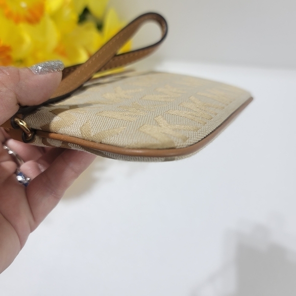 MICHAEL KORS WOMEN WRISTLET WALLET TAN/BROWN - Picture 8 of 10